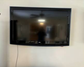 Nice tv showing the "Ceiling Fan Channel".