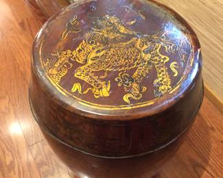 Antiques Chinese lacquer, drum storage table