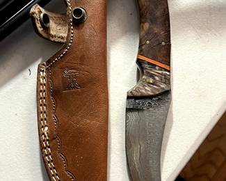 #178 Brown handled knife w/Brown leather Case $25.00