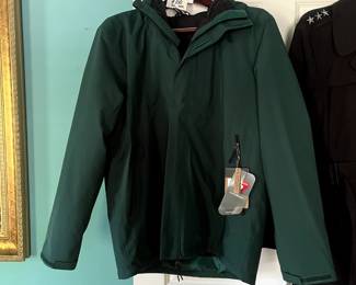 #143 Green Men's Northface Coat Size XL w/tags on w/lining $100.00