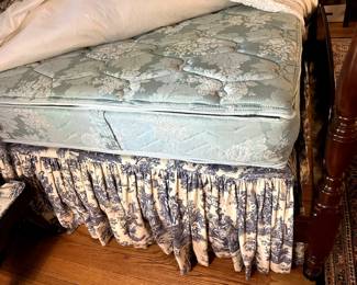 #157 Williamsburg Blue & White Damask Cotton Duvet w/Dust Ruffle $50.00
