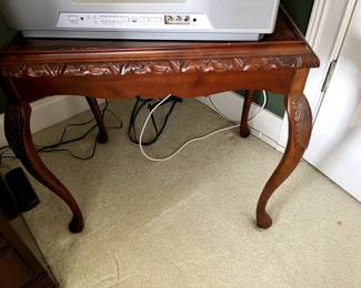 #263 Wood End Table w/burl wood, carved top - 23x17x22 $100.00