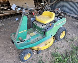 John Deere Riding Lawnmower 