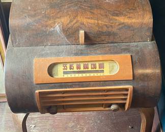 Art Deco Record Player/Radio Combo