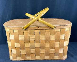 LARGE VINTAGE PICNIC BASKET
