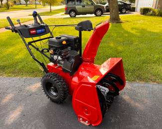 LIKE NEW Toro Snowblower Power Max Heavy Duty 828 OAE - 2 years - only used a few times. 