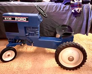 Child's size Ford 8730 riding tractor - Great condition 
