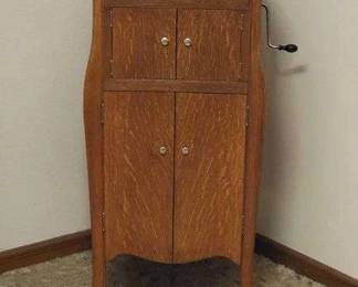 Victrola Hand Crank Record Player, by the Victor Talking Machine Co. WORKS