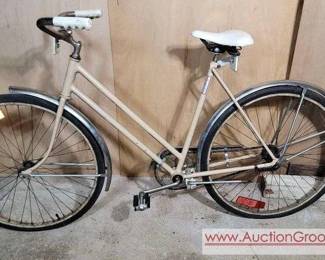 Ladys 1 Speed Bicycle. POSSIBLY A MONARCH SILVER KING.
