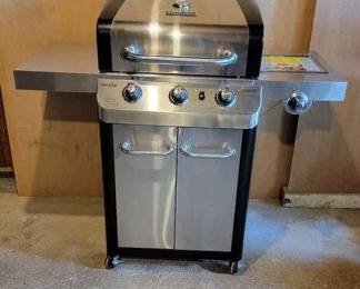 CHARBROIL SIGNATURE GAS GRILL. ITS NEVER BEEN USED