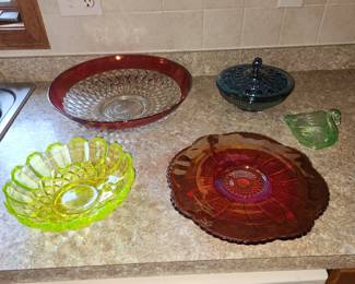 Carnival glass, uranium glass