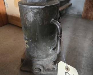 #22052 • Vintage Bottle Jack
