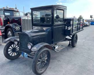 #107 • Ford Truck with Flatbed
