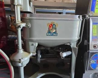 #13634 • Vintage Maytag Washing machine
