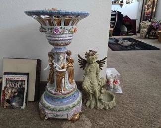 #60052 • Pedestals and Statue
