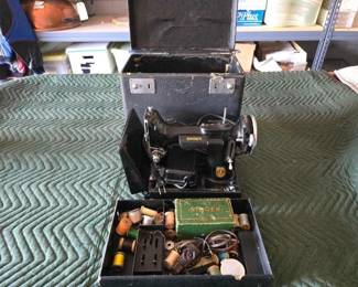 #12120 • Vintage Singer Sewing Machine
