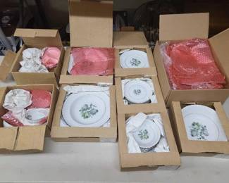 #1226 • Königl. Pr. Tettau China Set
