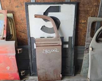 #2802 • 1 Classic Car Door & 5 MPH Sign
