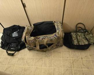 #50244 • 5 Duffle bags
