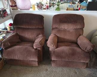 #60522 • (2) Vintage Recliners
