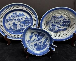 Antique Chinese Export Blue White Canton Serveware W Rain  Cloud Border 
