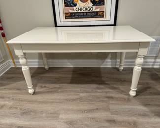 White desk/table