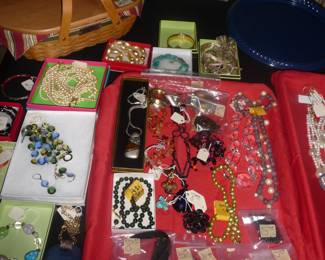 lots of assorted jewelry