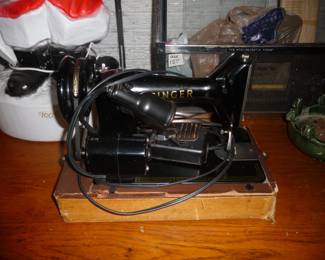SINGER Feather weight machine
