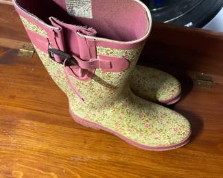 Fun rain boots - size 9.