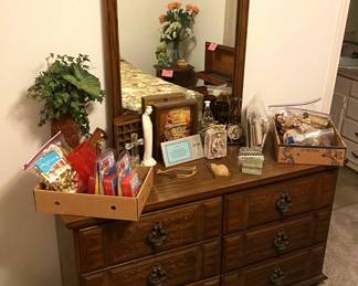 6 DRAWER DRESSER WITH MIRROR.