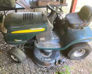 CRAFTSMAN LAWN TRACTOR RIDING MOWER.