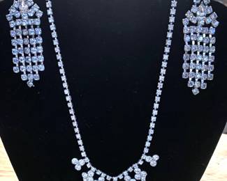 VINTAGE NECKLACE AND EARRINGS.