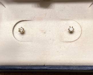 14KT YELLOW GOLD SMALL DIAMOND STUD EARRINGS.