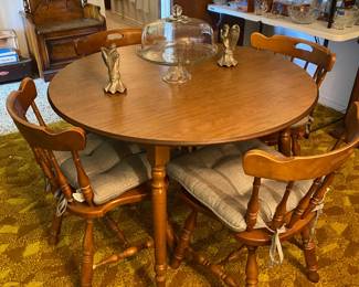 SWEET ROUND DINING TABLE WITH 4 CHAIRS AND EXTRA LEAF.