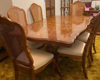 BEAUTIFUL FORMAL 8 FOOT DINING TABLE WITH 2 LEAVES AND 6 CHAIRS.
