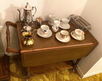 SWEET VINTAGE TEACART. TEA SET AND MORE.