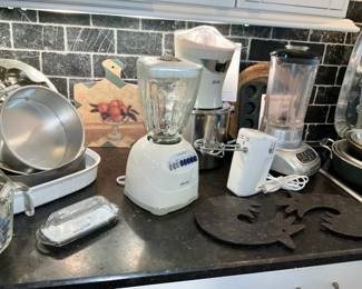 Kitchen appliances, blenders, mixers 