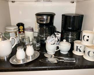 Coffee pots, coffee cups, coffee service sets 