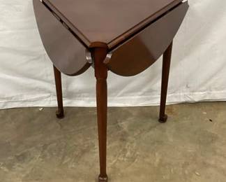HARDEN MAH. CORNER DROPLEAF TABLE