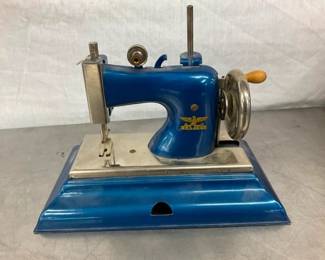 CHILDS TOY SEWING MACHINE