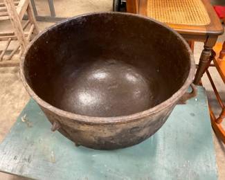 LG FOOTED 20X12 CAST STEW POT