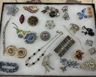 VARIOUS PIECES COSTUME JEWELRY