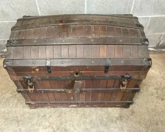 EARLY CAMEL BACK TRUNK 34X27