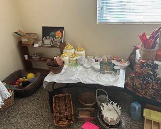 Miscellaneous kitchen items, baskets, etc.
