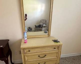 Dresser.Mirror