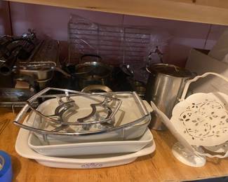 Electronic rotisserie to food storage and display. 