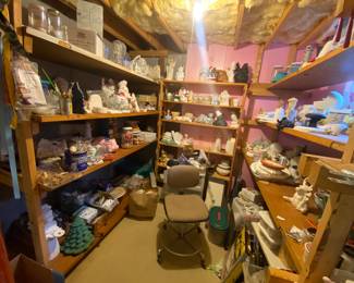 Large amount of ceramic items. 