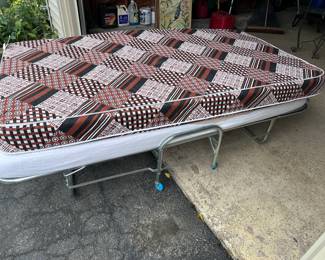 Roll away bed, extra bed, twin bed