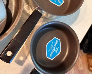 NEW Dupont SilverStone Pots and Pans Set