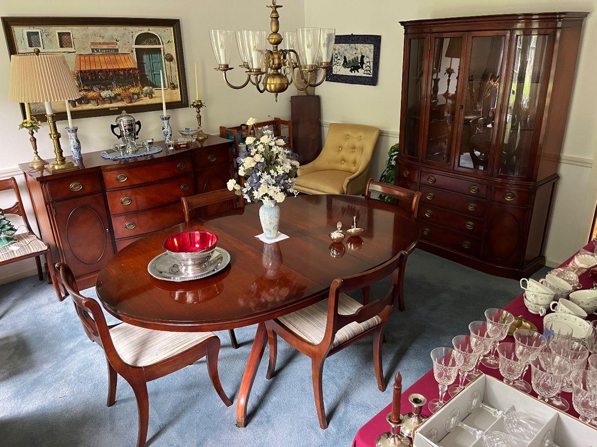 Matching Drexel Dining Room Table, 6 Chairs, 2 leafs, Hutch and Sideboard 